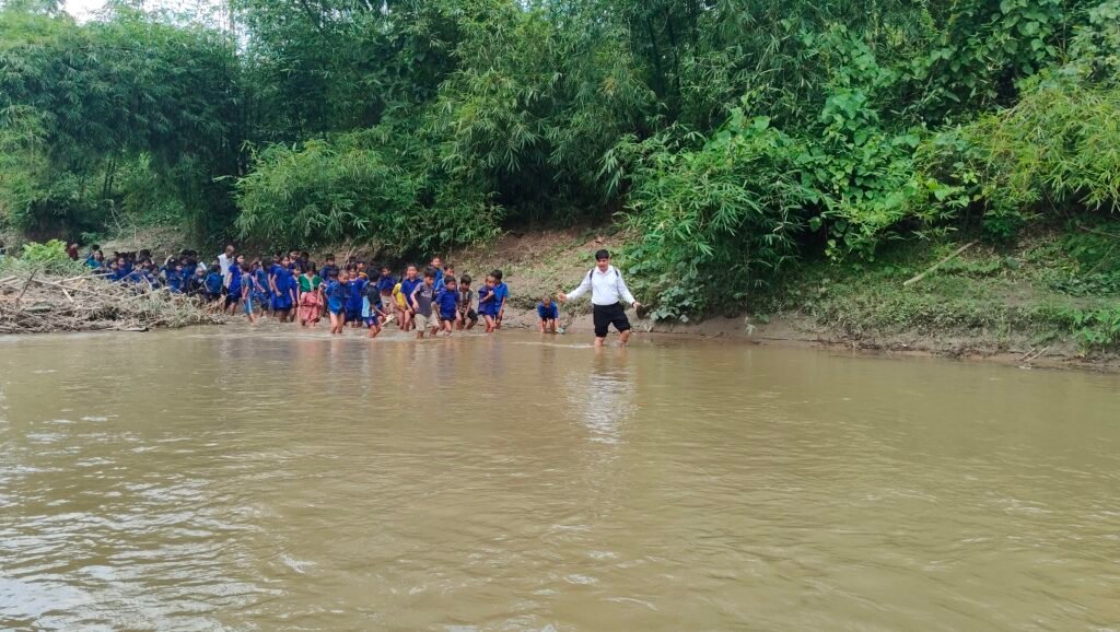 শিক্ষার্থীদের নদী পারাপারের দৃশ্য 