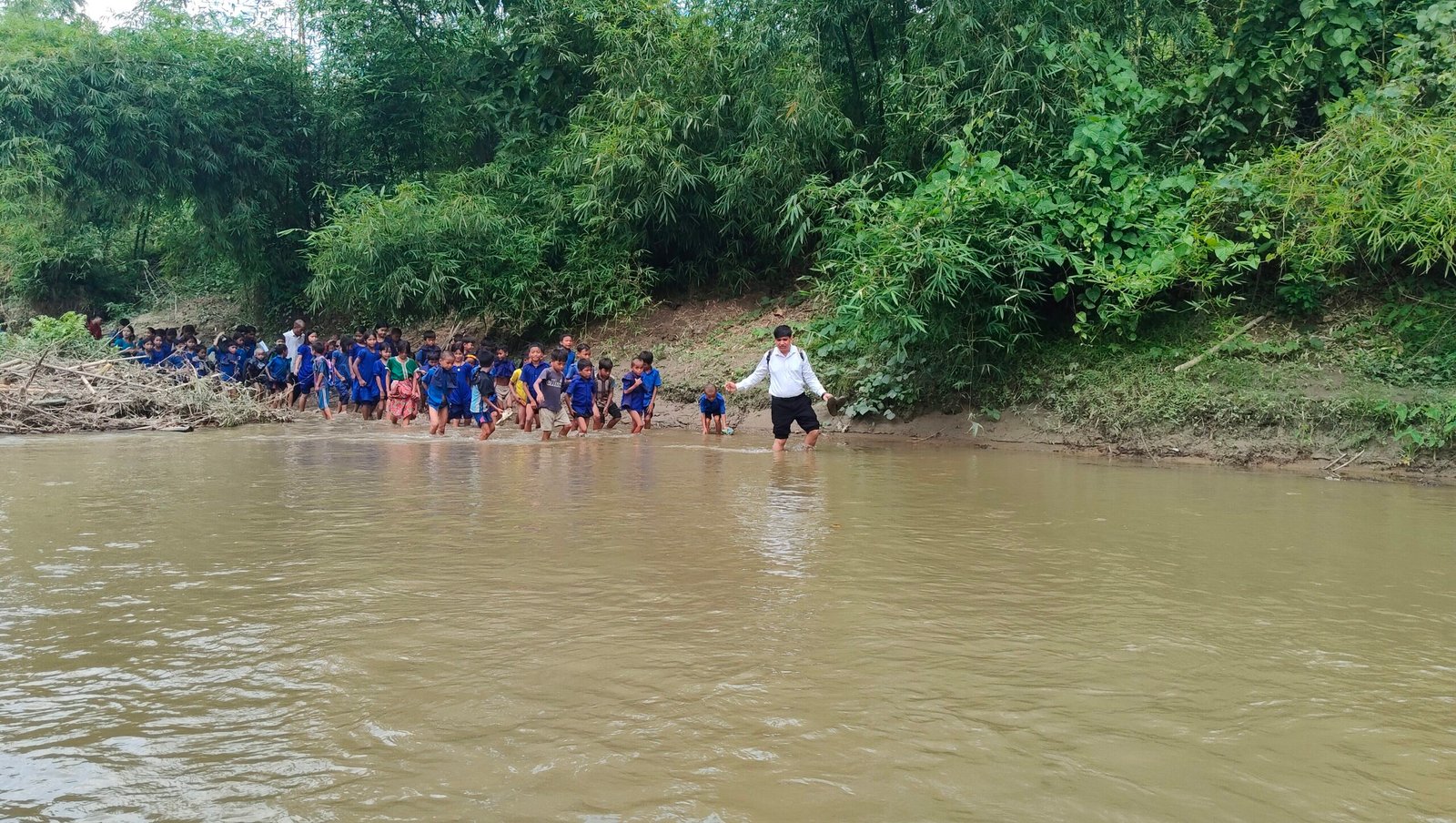 শিক্ষার্থীদের নদী পারাপারের দৃশ্য